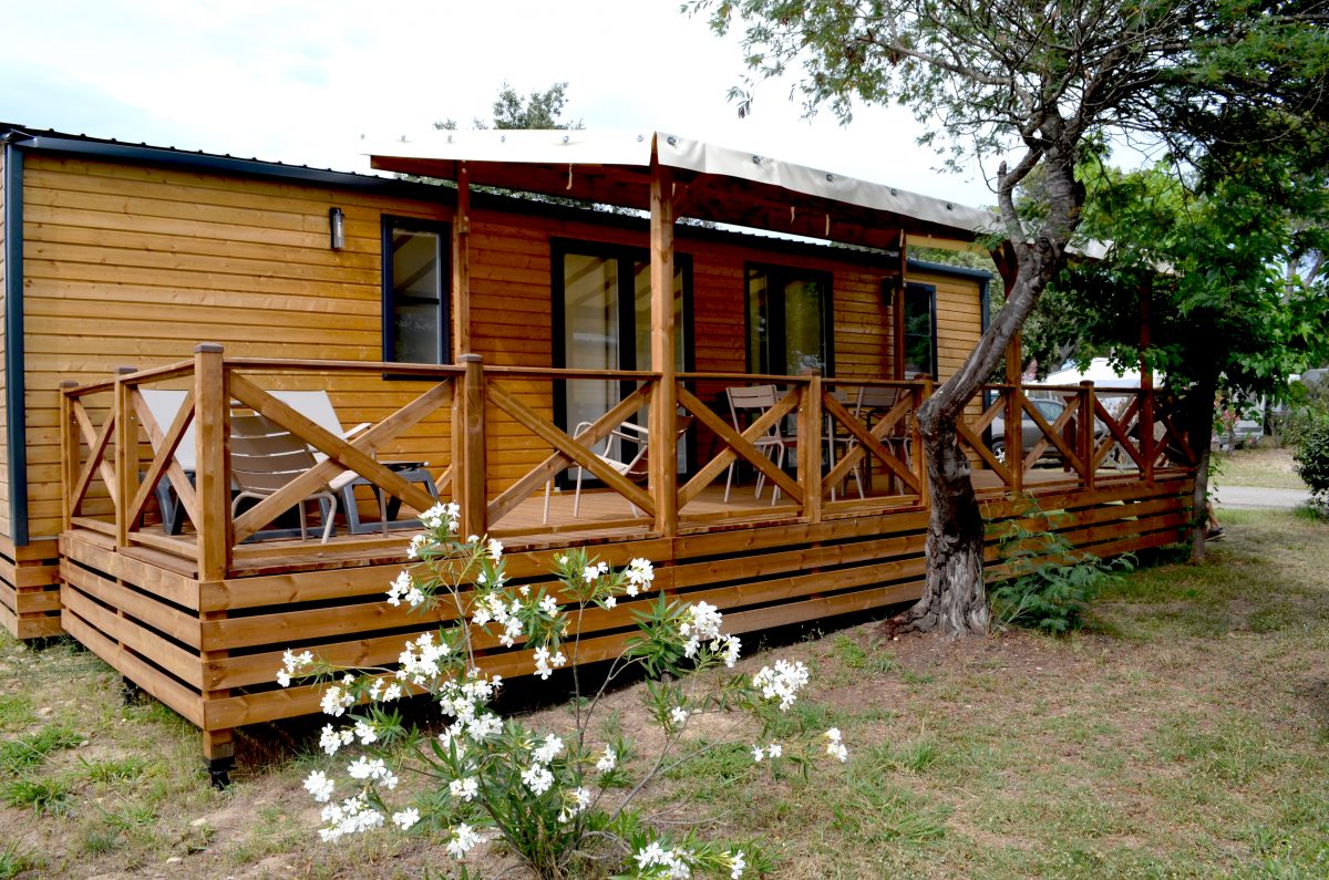 Terrasse mobil home avec pergola traditionnelle