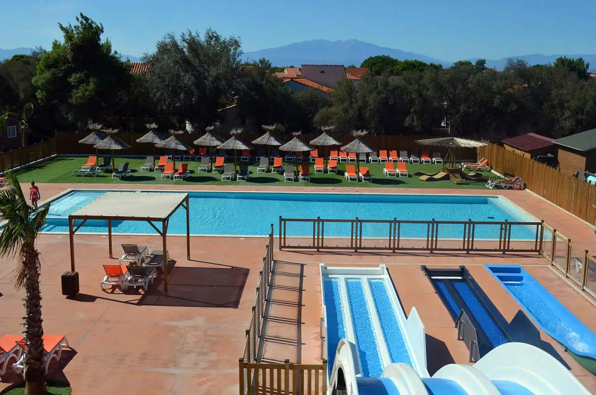 Pergola et barrières de piscine en bois dans un camping