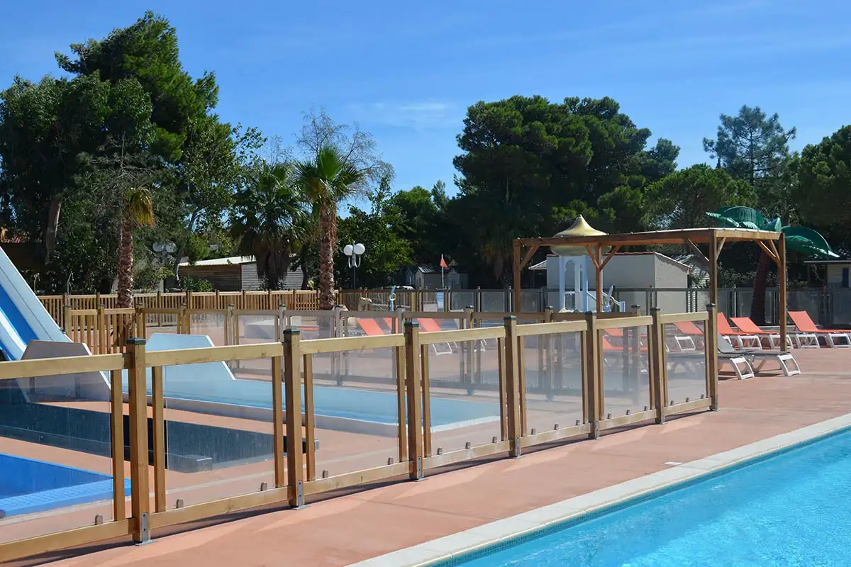 Barrière de piscine vitrée en bois