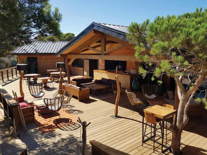 Restaurant avec terrasse en bois