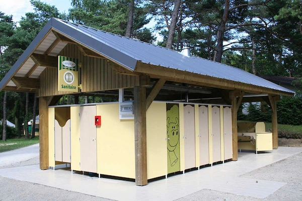 Sanitaires avec charpente en bois