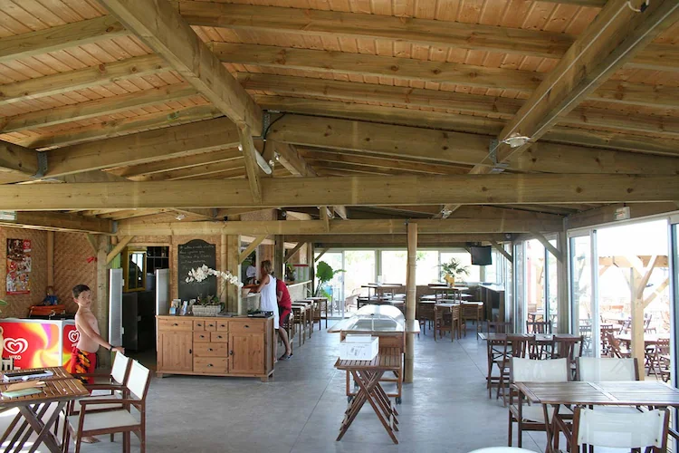 Sous-toiture d'un restaurant de camping avec réalisation d'une charpente en bois par Christophe Roux