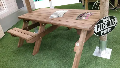 Table de pique nique en bois pour personnes à mobilité réduite