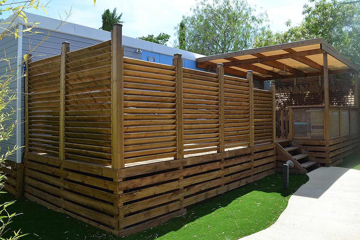 Terrasse avec brise vue persienne