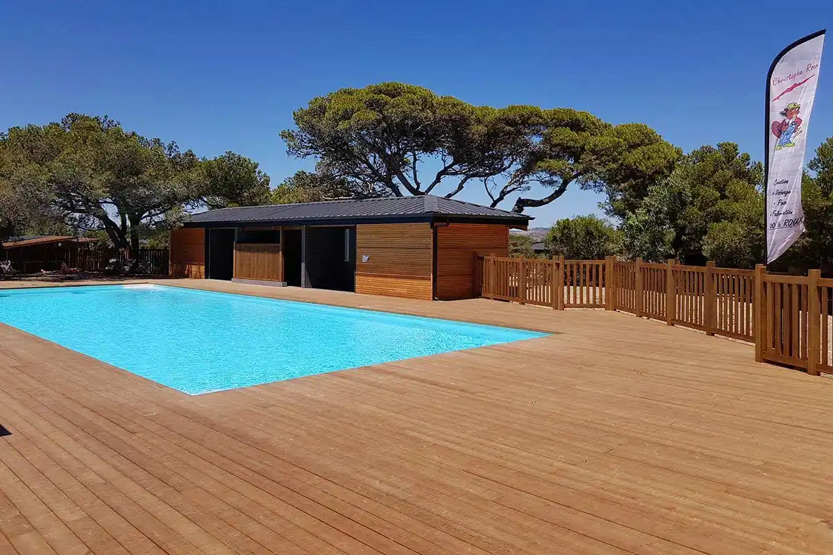 Terrasse en bois autour d'une piscine