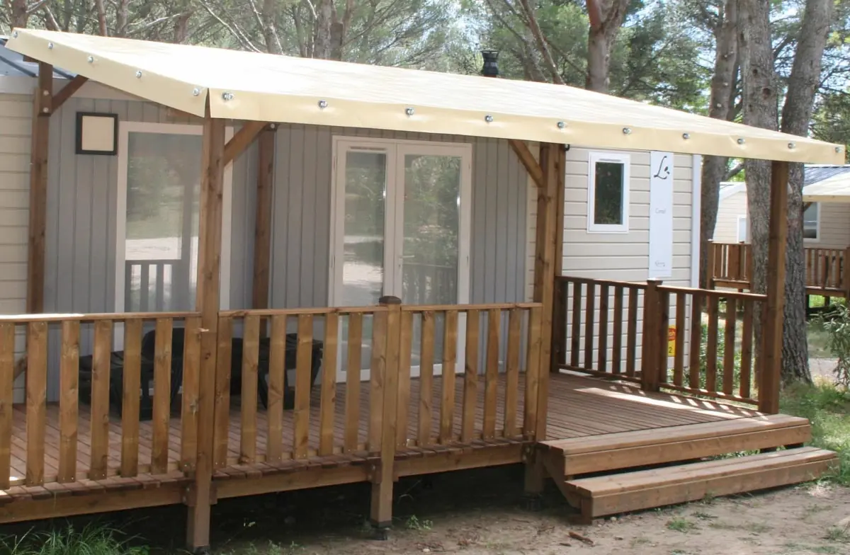 Terrasse mobil home couverte avec pergola traditionnelle